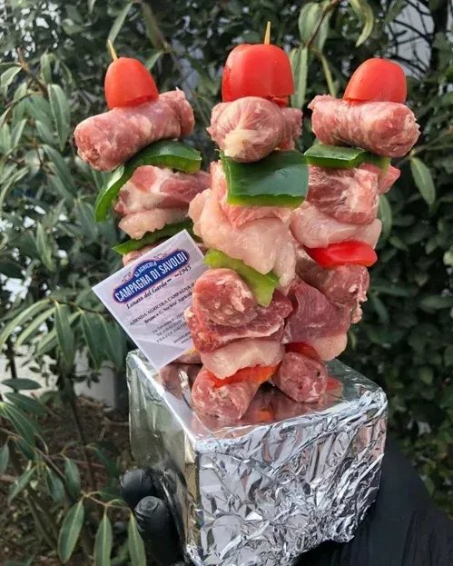 Spiedini di carne pronti da cuocere